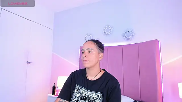 Liiam smith  online show from 10-10-25, 03:33