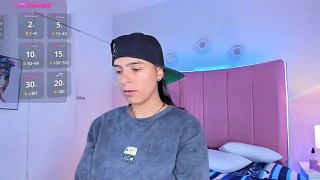 Liiam smith  online show from 10-12-25, 01:21