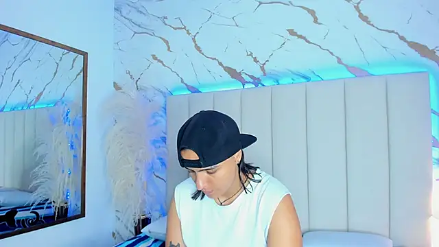 Liiam smith  online show from 11-01-25, 01:24