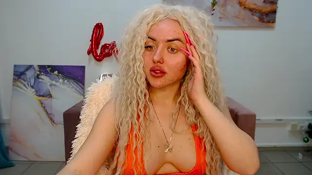 Snapshot of MissisCaty chatting on 02-08-25, 10:40 MissisCaty online show from 02-08-25, 10:40