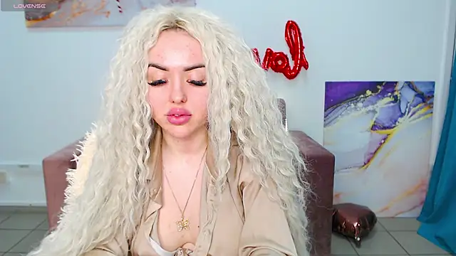 Snapshot of MissisCaty chatting on 02-18-25, 10:47 MissisCaty online show from 02-18-25, 10:47