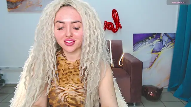 Snapshot of MissisCaty chatting on 02-25-25, 10:39 MissisCaty online show from 02-25-25, 10:39