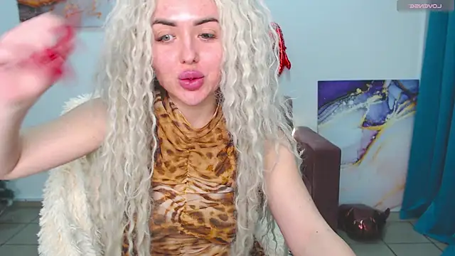 Snapshot of MissisCaty chatting on 02-26-25, 01:43 MissisCaty online show from 02-26-25, 01:43