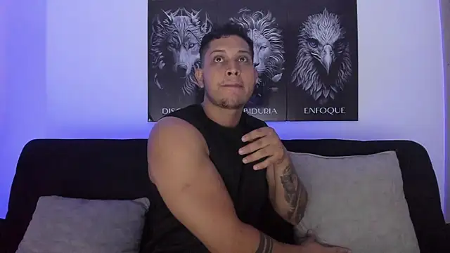 Snapshot of JohanSmith chatting on 10-28-25, 02:04 JohanSmith online show from 10-28-25, 02:04