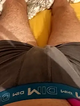 Snapshot of Dam70 chatting on 10-03-25, 08:28 Dam70 online show from 10-03-25, 08:28