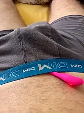 Snapshot of Dam70 chatting on 10-18-25, 11:33 Dam70 online show from 10-18-25, 11:33