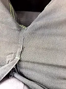 Snapshot of Dam70 chatting on 11-21-25, 11:53 Dam70 online show from 11-21-25, 11:53