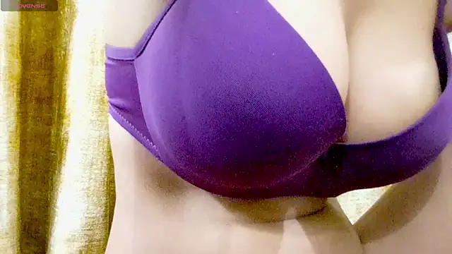 Snapshot of RAYI_01 chatting on 10-14-25, 04:19 RAYI 01 online show from 10-14-25, 04:19