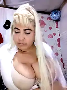 Snapshot of BonniAdams chatting on 09-19-25, 09:59 BonniAdams online show from 09-19-25, 09:59