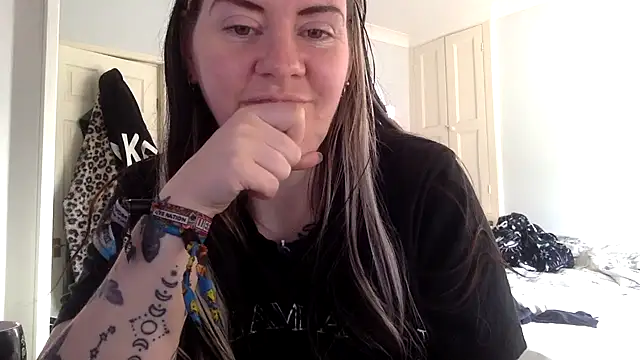 AureliaXOX online show from 02-06-25, 01:54