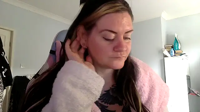 AureliaXOX online show from 02-14-25, 01:51