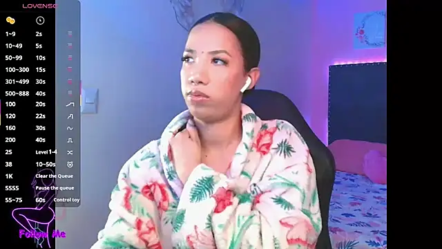 SallyWhitee online show from 09-17-25, 03:52