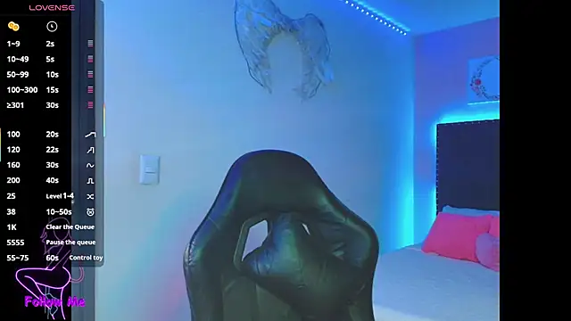 SallyWhitee online show from 10-27-25, 03:43