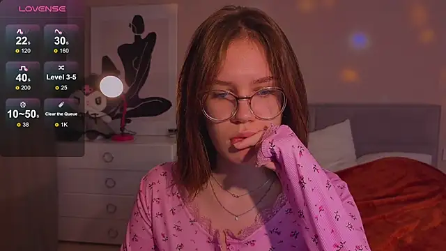 Mia Luw online show from 10-13-25, 04:45