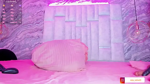 Snapshot of MiaVelveett chatting on 11-23-25, 01:16 MiaVelveett online show from 11-23-25, 01:16