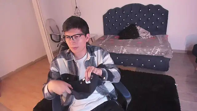 Golden-Boyy online show from 09-26-25, 03:43