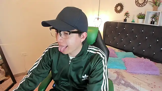 Golden-Boyy online show from 10-08-25, 03:37