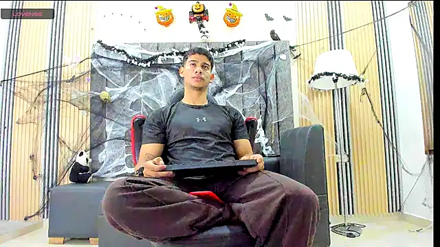 Snapshot of ANDRES_STUD chatting on 10-28-25, 04:05 ANDRES STUD online show from 10-28-25, 04:05