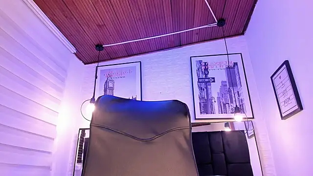 tylla  online show from 10-17-25, 04:04