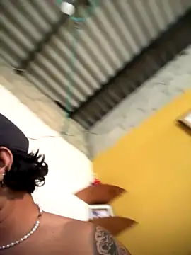 Snapshot of daniel6916 chatting on 11-18-25, 02:43 daniel6916 online show from 11-18-25, 02:43