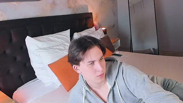 Snapshot of AdrianoAubert chatting on 03-06-25, 04:38 AdrianoAubert online show from 03-06-25, 04:38