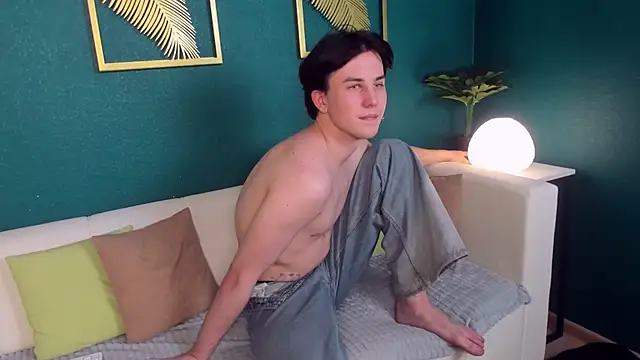 Snapshot of AdrianoAubert chatting on 03-07-25, 04:22 AdrianoAubert online show from 03-07-25, 04:22