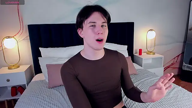 Snapshot of AdrianoAubert chatting on 03-08-25, 03:06 AdrianoAubert online show from 03-08-25, 03:06