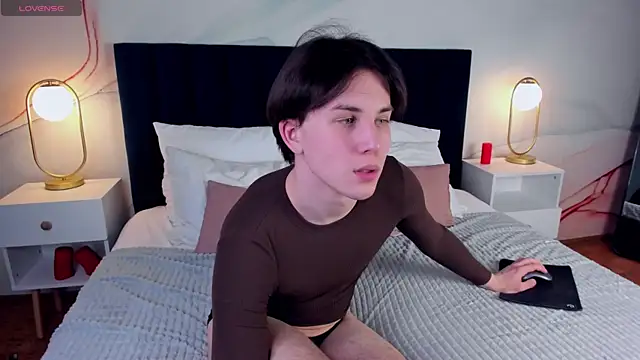 Snapshot of AdrianoAubert chatting on 03-08-25, 09:28 AdrianoAubert online show from 03-08-25, 09:28