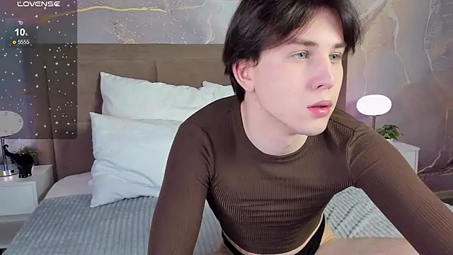 Snapshot of AdrianoAubert chatting on 03-17-25, 03:14 AdrianoAubert online show from 03-17-25, 03:14