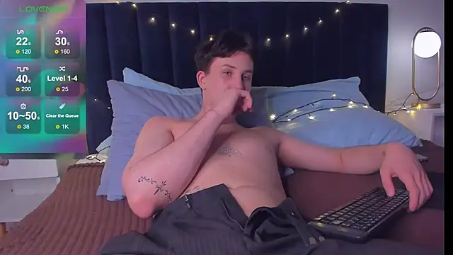 Snapshot of AdrianoAubert chatting on 10-12-25, 03:33 AdrianoAubert online show from 10-12-25, 03:33