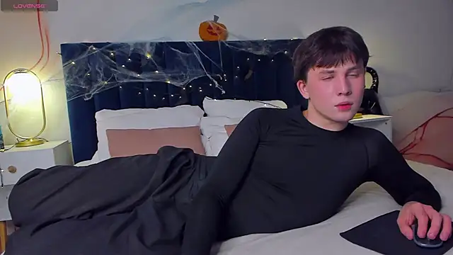 Snapshot of AdrianoAubert chatting on 10-30-25, 05:09 AdrianoAubert online show from 10-30-25, 05:09