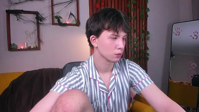 Snapshot of AdrianoAubert chatting on 10-31-25, 03:29 AdrianoAubert online show from 10-31-25, 03:29