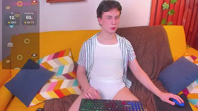 Snapshot of AdrianoAubert chatting on 10-31-25, 03:35 AdrianoAubert online show from 10-31-25, 03:35