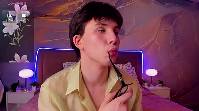 Snapshot of AdrianoAubert chatting on 11-21-25, 03:22 AdrianoAubert online show from 11-21-25, 03:22