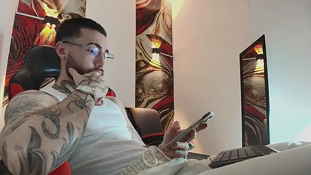 Snapshot of Luke_davis01 chatting on 12-18-25, 01:17 Luke davis01 online show from 12-18-25, 01:17