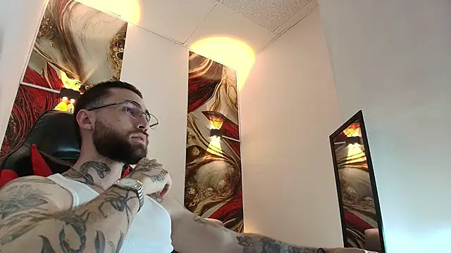 Snapshot of Luke_davis01 chatting on 12-20-25, 01:07 Luke davis01 online show from 12-20-25, 01:07