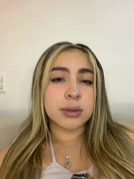 Snapshot of Cloee_Rainbow1 chatting on 06-20-26, 11:29 Cloee Rainbow1 online show from 06-20-26, 11:29