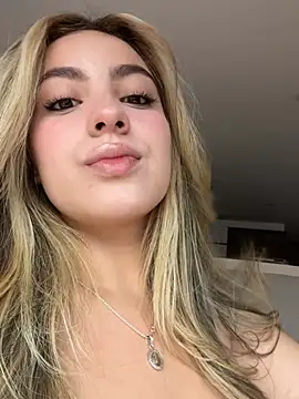 Snapshot of Cloee_Rainbow1 chatting on 07-17-26, 01:18 Cloee Rainbow1 online show from 07-17-26, 01:18