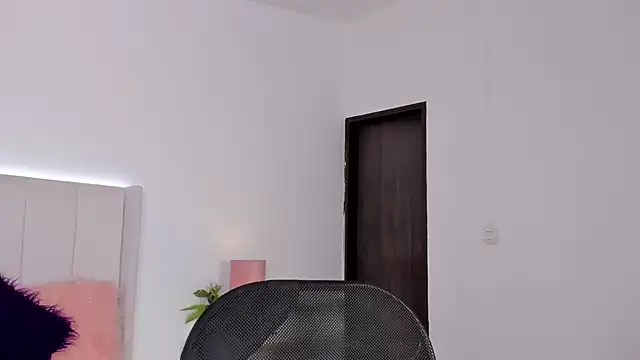 Snapshot of Mirandaa_Rogers chatting on 12-14-25, 02:44 Mirandaa Rogers online show from 12-14-25, 02:44