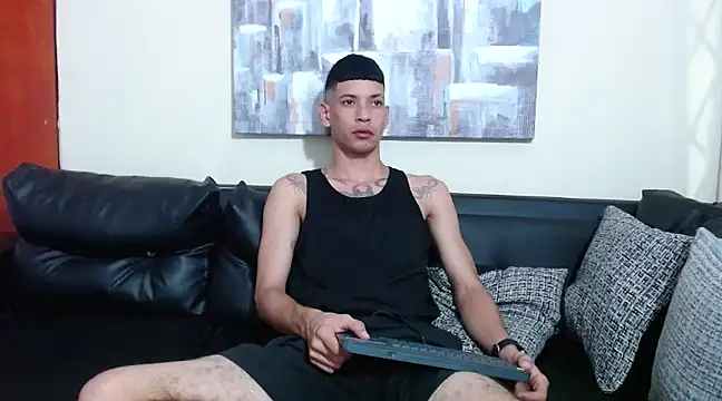 Snapshot of biigjhonny chatting on 02-19-25, 02:23 biigjhonny online show from 02-19-25, 02:23