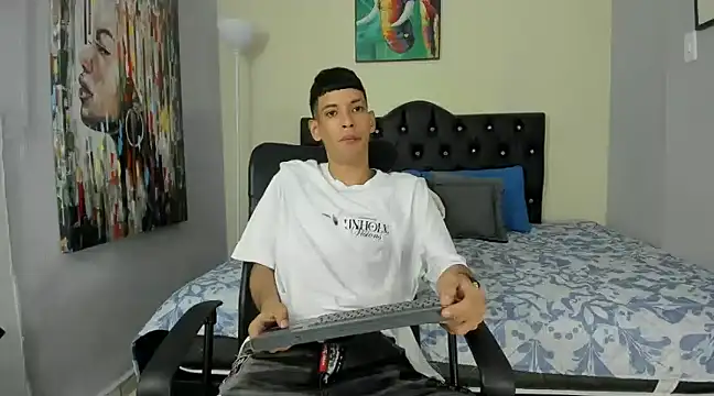 Snapshot of biigjhonny chatting on 03-03-25, 01:31 biigjhonny online show from 03-03-25, 01:31