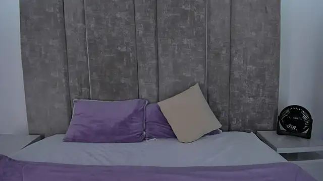 Snapshot of ValerieHyde chatting on 02-21-25, 02:39 ValerieHyde online show from 02-21-25, 02:39