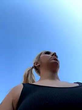 Snapshot of hotamanda01 chatting on 11-23-25, 12:27 hotamanda01 online show from 11-23-25, 12:27