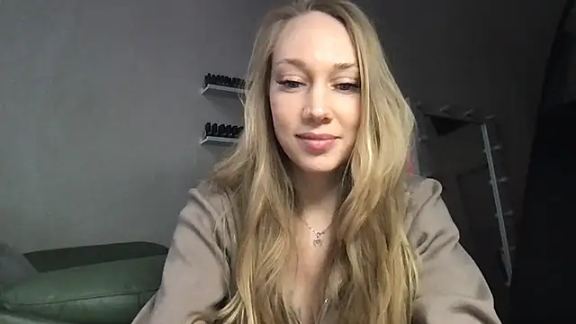 Snapshot of Engel_13 chatting on 02-10-25, 01:33 Engel 13 online show from 02-10-25, 01:33