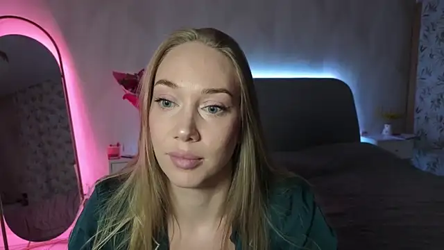 Snapshot of Engel_13 chatting on 10-17-25, 04:09 Engel 13 online show from 10-17-25, 04:09