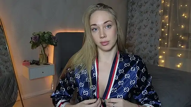 Snapshot of Engel_13 chatting on 12-15-25, 04:44 Engel 13 online show from 12-15-25, 04:44