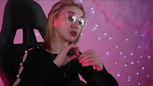 Snapshot of PhilippaAdamas chatting on 02-27-25, 08:50 PhilippaAdamas online show from 02-27-25, 08:50