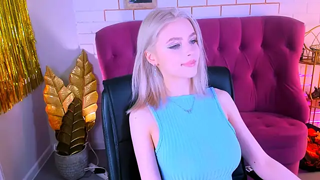 Snapshot of LeonaStane chatting on 02-08-25, 04:57 LeonaStane online show from 02-08-25, 04:57