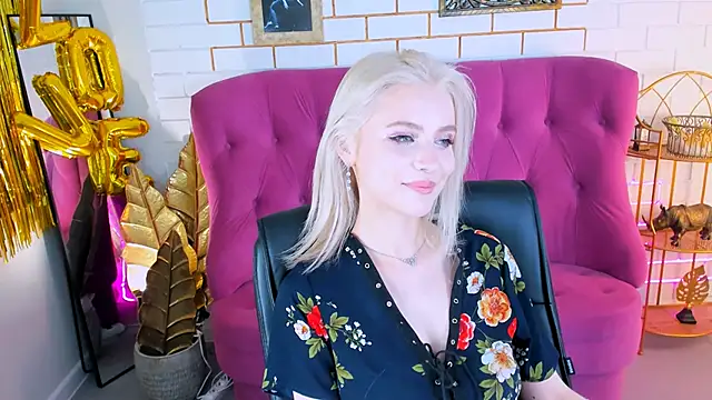 Snapshot of LeonaStane chatting on 03-05-25, 08:00 LeonaStane online show from 03-05-25, 08:00