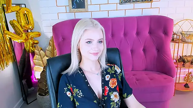Snapshot of LeonaStane chatting on 03-05-25, 11:05 LeonaStane online show from 03-05-25, 11:05